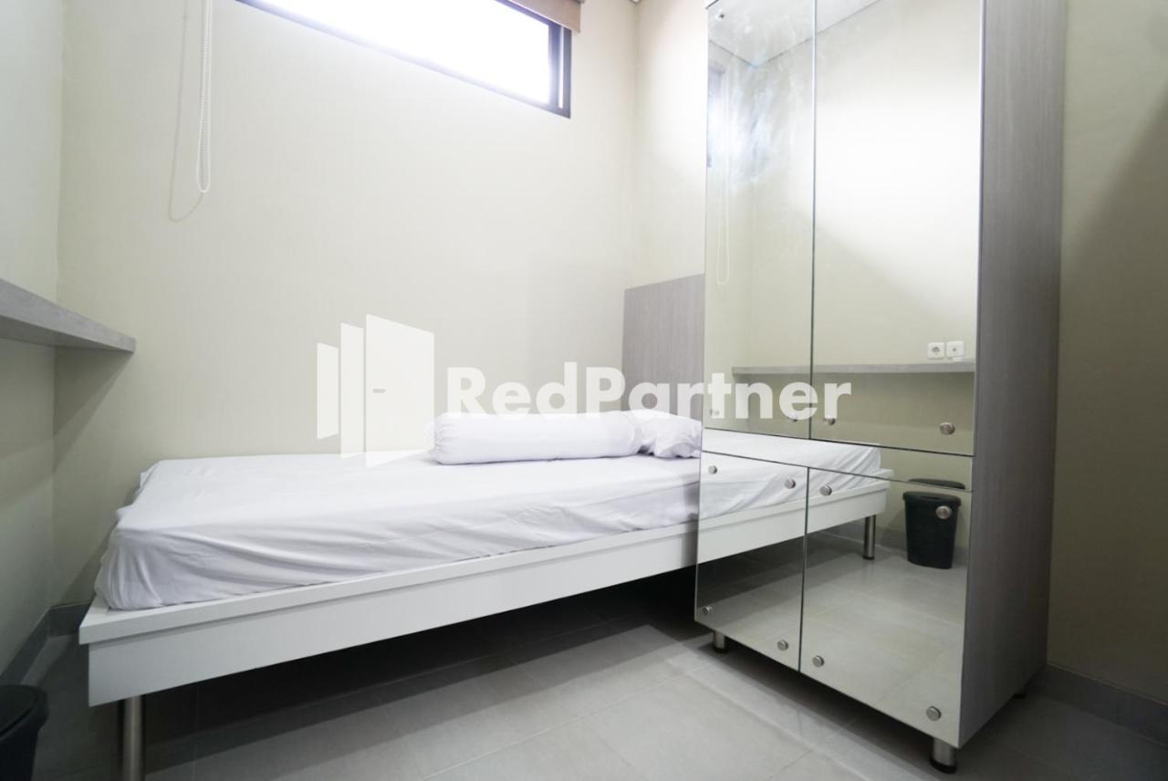 Tomang Gelong Guest House Syariah Mitra Reddoorz Jakarta Extérieur photo